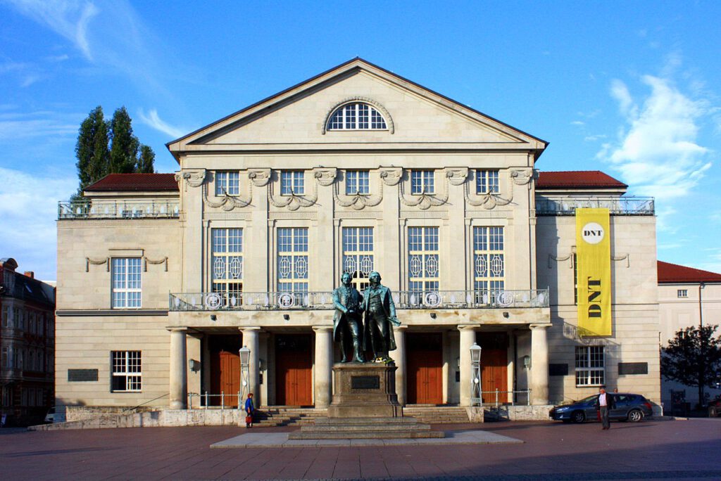 Deutsches Nationaltheater Weimar auf dem Theaterplatz; Foto: Lucas Friese, CC BY-SA 3.0 , via Wikimedia Commons