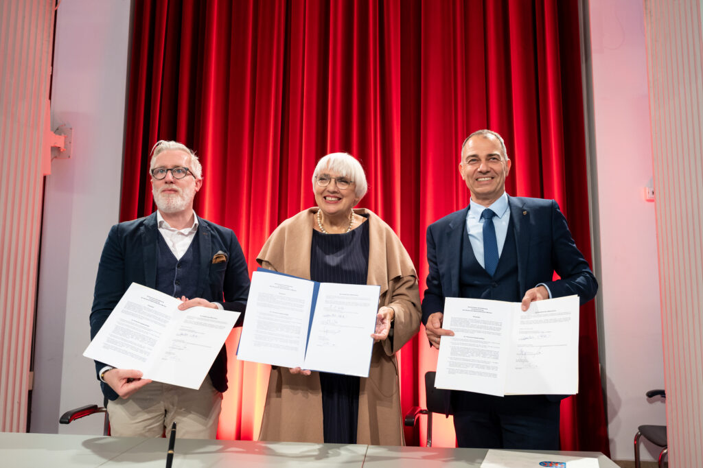 Offizielle Unterzeichnung der Finanzierungsvereinbarung und Übergabe des Förderbescheids am 8. Mai 2024 in Weimar. Im Bild v.l.: Prof. Dr. Benjamin-Emanuel Hoff (Kulturminster Thüringen); Claudia Roth, Kultur Staatsministerin; Peter Kleine, Oberbürgermeister der Stadt Weimar. Foto: Henry Sowinski